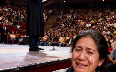 Se burlaron de mí porque soy hijo de una basurera — pero en la graduación, solo dije una frase… y todos guardaron silencio y lloraron.”