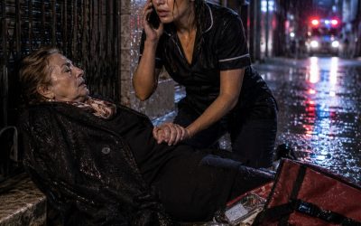 YO SOLO ME DETUVE BAJO LA LLUVIA PARA SALVAR A UNA ANCIANA, PERO CUANDO SU HIJO APARECIÓ EN EL HOSPITAL, DESCUBRÍ QUE HABÍA TOCADO LA PUERTA DE LA FAMILIA MÁS PELIGROSA DE LA CIUDAD
