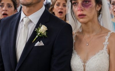 Llegué al altar con la cara reventada a golpes y mi novio se burló, pero el audio que mi mejor amiga puso en el micrófono destapó el asqueroso secreto de mi propia madre.
