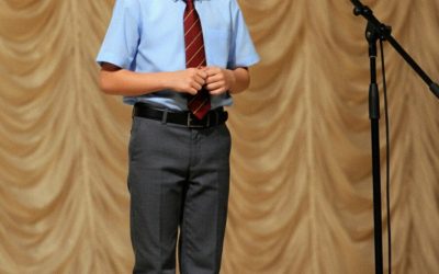 El padre rico de un compañero de clase se burló de la ropa de mi hijo en un acto escolar del Día del Padre – El karma lo golpeó duramente