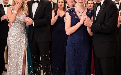 Mi esposo me escondió en una gala porque se avergonzaba de mi vestido barato… pero cuando su jefe multimillonario vio mi collar, cayó de rodillas y reveló el secreto de treinta años que destruyó su carrera.