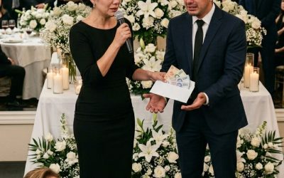 La dejaron sola enterrando a su esposo para irse a una fiesta… sin imaginar que ella expondría sus audios frente a toda la familia