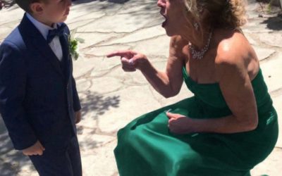 Mi suegra sacó a mi hijo de las fotos familiares en mi boda y gritó: “¡Tú no eres mi familia!”