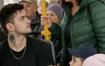 En el autobús: Un joven se negó a ceder su asiento… y luego sucedió algo que congeló a todos los pasajeros
