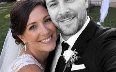 Mi esposo falleció el día de nuestra boda – Una semana después, se sentó a mi lado en un autobús y me susurró: “No grites, tienes que saber toda la verdad”