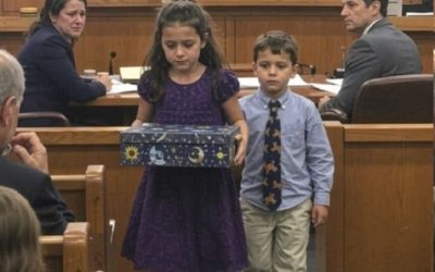 Sus zapatos brillantes y una caja de zapatos dejaron al descubierto la cruel mentira de su padre en el tribunal.