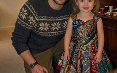 Cosí un vestido para la fiesta escolar de mi hija con los pañuelos de seda de mi difunta esposa- una mujer en medio de la sala se burló de mí.