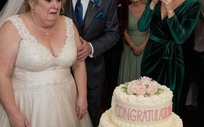Mi hermana envió un pastel con la inscripción “Felicitaciones, abuela novia” a mi boda a los 56 años. Lo que mi esposo hizo con él dejó a todos boquiabiertos.