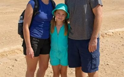 Mi hija desapareció mientras nuestra familia vivía en Egipto. Veinte años después, recibí una postal de allí, y las palabras del reverso me dejaron sin aliento.