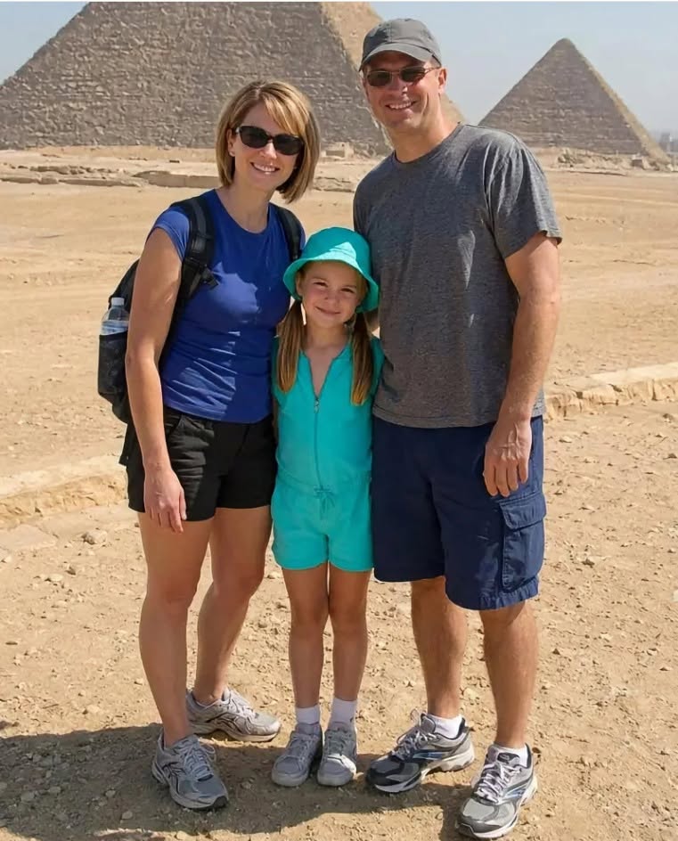 Mi hija desapareció mientras nuestra familia vivía en Egipto. Veinte años después, recibí una postal de allí, y las palabras del reverso me dejaron sin aliento.