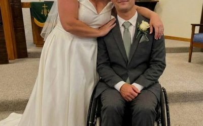 Me casé con un millonario paralizado de 20 años al que cuidaba para salvar a mi hija; después de la boda, me dio un sobre con su nombre y dijo: ‘Por esto realmente te necesitaba’.