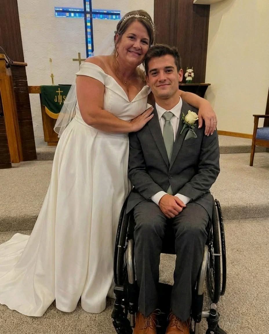 Me casé con un millonario paralizado de 20 años al que cuidaba para salvar a mi hija; después de la boda, me dio un sobre con su nombre y dijo: ‘Por esto realmente te necesitaba’.