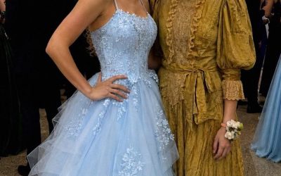 Mi madrastra me compró el peor vestido que pudo encontrar para avergonzarme en el baile de graduación, pero antes de que terminara la noche, estaba llorando y rogándome que me lo quitara.