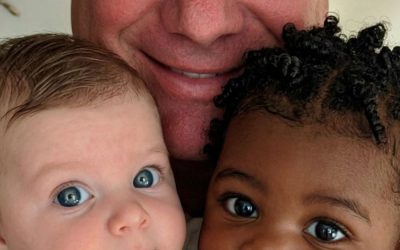 Mi esposa dio a luz a gemelos con diferentes colores de piel; la verdadera razón me dejó sin palabras.