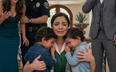 La niñera fue esposada por robar… hasta que un gemelo de 6 años susurró lo que su mamá escondía