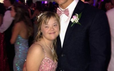 El mariscal de campo estrella invitó a mi hija con síndrome de Down al baile de graduación, pero cuando descubrí lo que había escondido en su