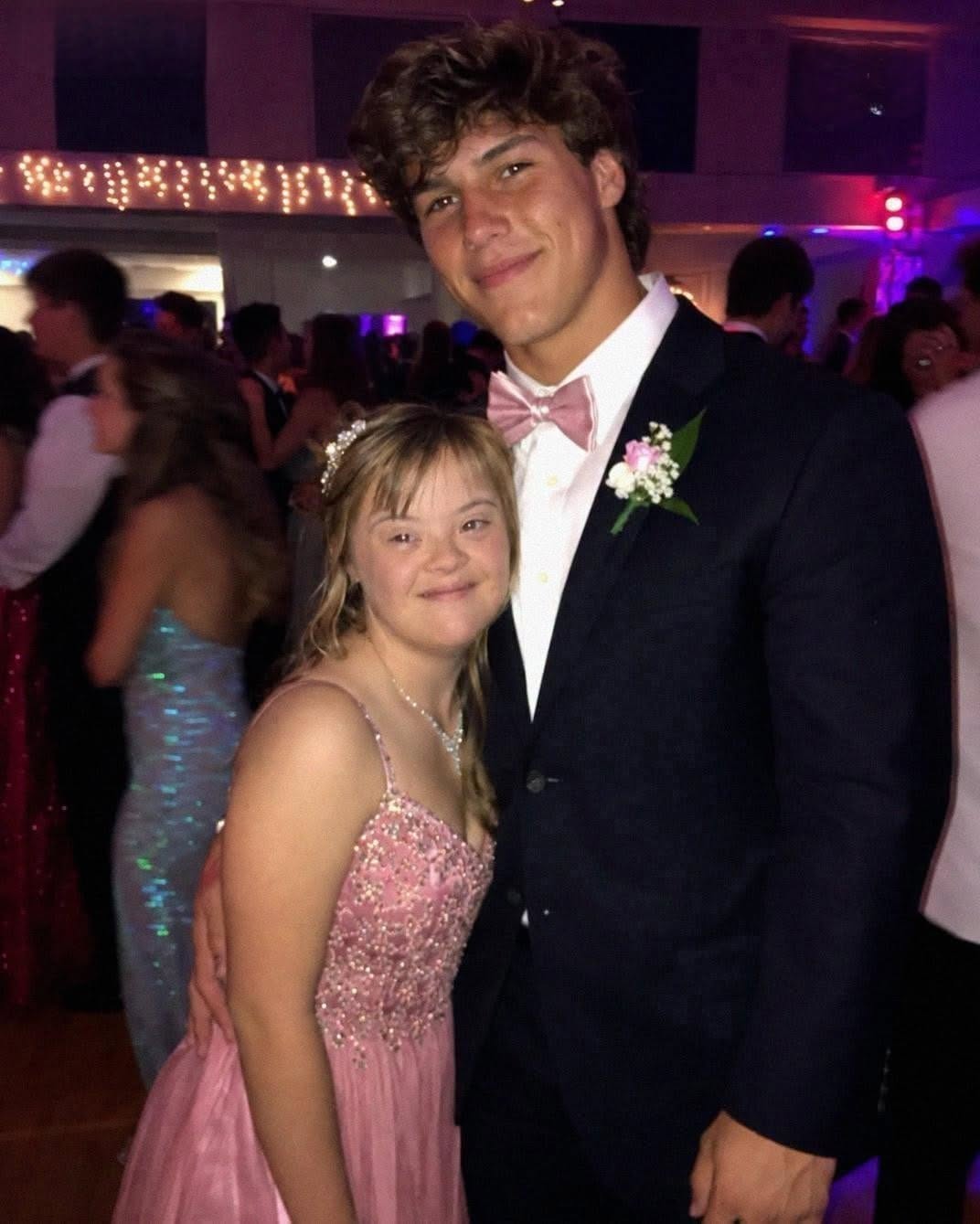El mariscal de campo estrella invitó a mi hija con síndrome de Down al baile de graduación, pero cuando descubrí lo que había escondido en su