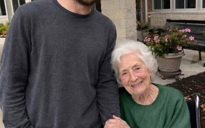 Fingí ser hijo de una anciana en la residencia porque su familia real me pagaba; después de que ella falleciera, la directora dijo: ‘Dejó una última petición para ti’