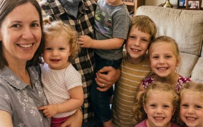 Mi esposo falleció, dejándome con seis hijos – Entonces encontré una caja que él había escondido dentro del colchón de nuestro hijo