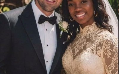 Me casé con una camarera a pesar de mis exigentes padres. En nuestra noche de bodas me dejó boquiabierto al decirme: “Prométeme que no gritarás cuando te enseñe esto”.