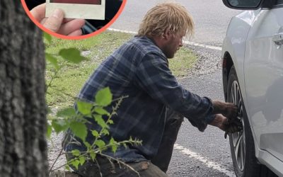 Un indigente me ayudó a cambiar una llanta pinchada en la Ruta 9, donde mi hijo desapareció hace 20 años – Lo que dejó en mi asiento de pasajero me dejó de rodillas