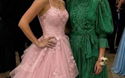 Mi madrastra me compró el peor vestido que pudo encontrar para avergonzarme en el baile de graduación, pero antes de que terminara la noche,