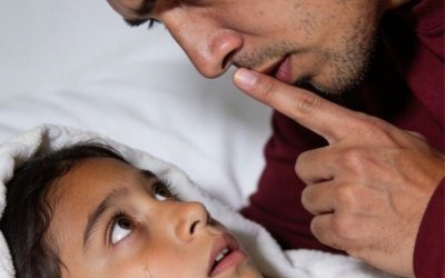 TU HIJA DE 8 AÑOS SUSURRÓ: “MAMÁ DIJO QUE NO TE LO DIJERA”… Y UNA SOLA MIRADA A SU ESPALDA DESTRUYÓ LA VIDA QUE CREÍAS CONOCER