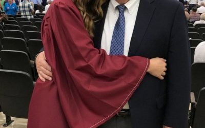 Me maltrataron en la escuela porque mi abuelo era el conserje. En la ceremonia de graduación, la chica más popular subió al escenario con un discurso que dejó a todos en silencio.