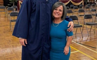 Mi madre me crió sola, pero en mi graduación universitaria, mi padre biológico apareció y dijo que ella me había mentido toda mi vida.