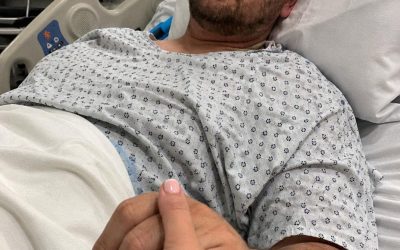 El hospital llamó y me dijo que mi esposo había sido llevado de urgencia a la sala de emergencias – Pero cuando llegué a su habitación, me quedé atónita por la mujer que entró corriendo detrás de mí