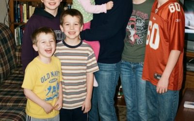 Esperé 4 horas a que mis 6 hijos llegaran para mi cumpleaños 60, pero la casa se mantuvo en silencio – Hasta que un oficial de policía me entregó una nota que congeló mi corazón