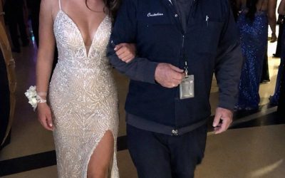 Mi hija eligió al conserje del colegio para que la acompañara por el jardín de graduación en lugar de a mí – Me sentí avergonzada hasta que él sacó un viejo sobre de su bolsillo y lo leyó en voz alta