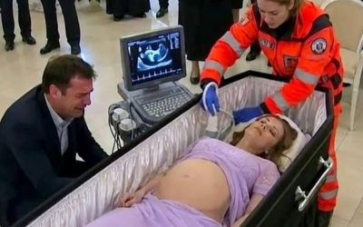 Mientras preparaban el cuerpo de su esposa embarazada para la cremación, el esposo pidió abrir el ataúd por última vez