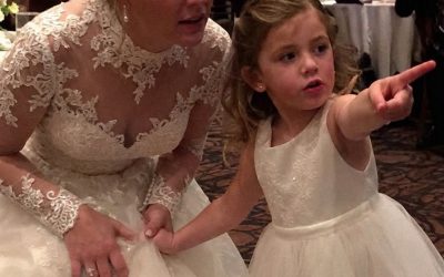 Mi hija tiró de mi vestido de novia y dijo: “Vi al nuevo papá y al tío Peter hacer algo malo”. Lo que hice a continuación dejó atónitos a los 200