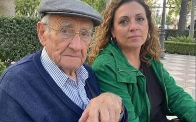 Durante años, cuidé a mi vecino de 89 años, con la esperanza de recibir una pequeña herencia después de su muerte. Pero cuando murió, sus hijos y nietos llegaron y reclamaron todo en sus nombres. Un día, una llamada de un número privado enfrió todo mi cuerpo… 😱💔