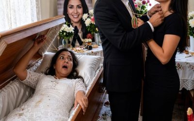 Me dieron por muerta, pero desperté en el ataúd justo cuando mi esposo le ponía mi cadena de oro a mi propia hermana.