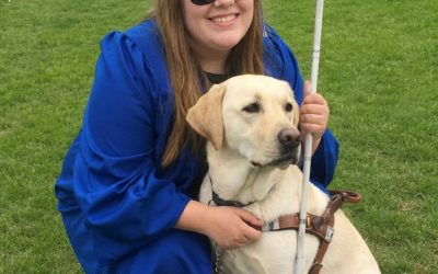 En la graduación, el perro guía de mi hija ciega comenzó a ladrarle a un hombre – Entonces levanté la vista y, cuando vi quién estaba de pie frente a mí, sentí que las piernas me flaqueaban