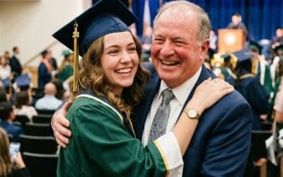 Me maltrataron en la escuela porque mi abuelo era el conserje. En la ceremonia de graduación, la chica más popular subió al escenario con un discurso que dejó a todos en silencio.