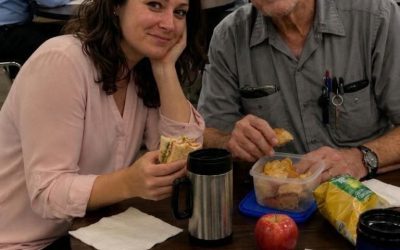 Mis compañeros de trabajo se burlaron de mí por comer con el conserje solitario todos los días durante 11 años; en su funeral, su abogado me apartó y me dijo: ‘El señor Wilson te dejó esto’