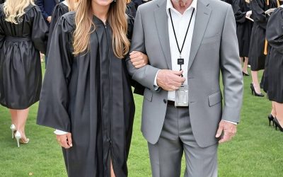 Mi hija pasó a mi lado en la graduación y eligió al conserje de la escuela; luego él leyó la carta de mi difunta esposa y reveló un secreto guardado durante 18 años
