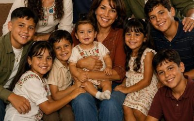 Crié a los 10 hijos de mi prometido después de que él nos abandonara — 30 años después, su abogado apareció en mi puerta y dijo: “Me pidió que entregara este sobre hoy”.