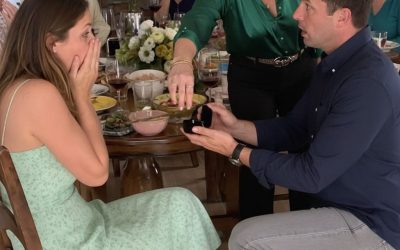 Mientras mi novio me estaba proponiendo matrimonio durante una cena familiar, mi madre le arrebató el anillo de la caja y lo llamó “barato” – Lo que hizo mi padre después dejó a todos sin palabras
