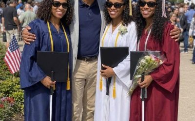 Mi esposa me dejó con nuestros trillizos recién nacidos Blin:d – 18 años después, se presentó en su graduación, y lo que una hija dijo en el escenario conmocionó a todos