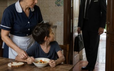 La empleada que escondió a un niño hambriento en la mansión sin saber que cambiaría tres vidas