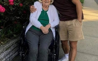 Manejé la herencia de mi vecino de 85 años, pero ella no me dejó nada, luego su abogado llamó a su puerta a la mañana siguiente con una caja de