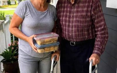 Compré medicinas y cociné comidas para mi vecino mayor durante 9 años; después de su funeral, recibí una carta suya
