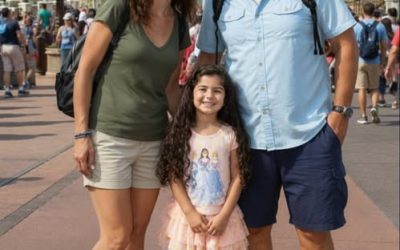 Mi hija de 5 años falleció. Después de su funeral, encontré una memoria USB y una nota de la enfermera que decía: “Tu marido te está