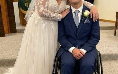 Me casé con un millonario paralizado de 20 años al que cuidaba para salvar a mi hija. Después de la boda, me dio un sobre con su nombre y me dijo: “Por esto es que realmente te necesitaba”.