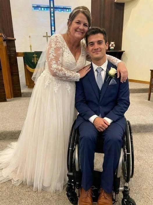 Me casé con un millonario paralizado de 20 años al que cuidaba para salvar a mi hija. Después de la boda, me dio un sobre con su nombre y me dijo: “Por esto es que realmente te necesitaba”.