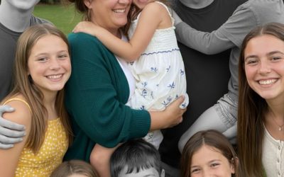 Mi esposo y nuestros tres hijos desaparecieron durante una tormenta — Cinco años después, mi hija menor me entregó una nota en medio de la noche y dijo “Mamá, sé lo que pasó realmente ese día”